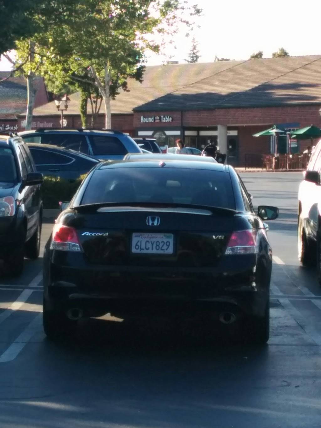 Round Table Pizza | meal delivery | 450 Market Pl, San Ramon, CA 94583, USA | 9258671606 OR +1 925-867-1606