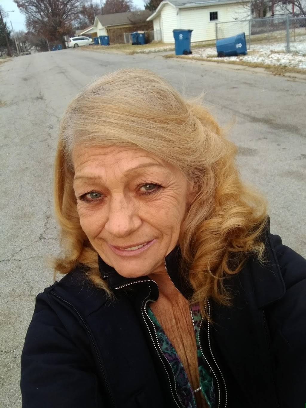 D Js Bar & Grill | restaurant | 2526 College Ave, Alton, IL 62002, USA | 6184650362 OR +1 618-465-0362