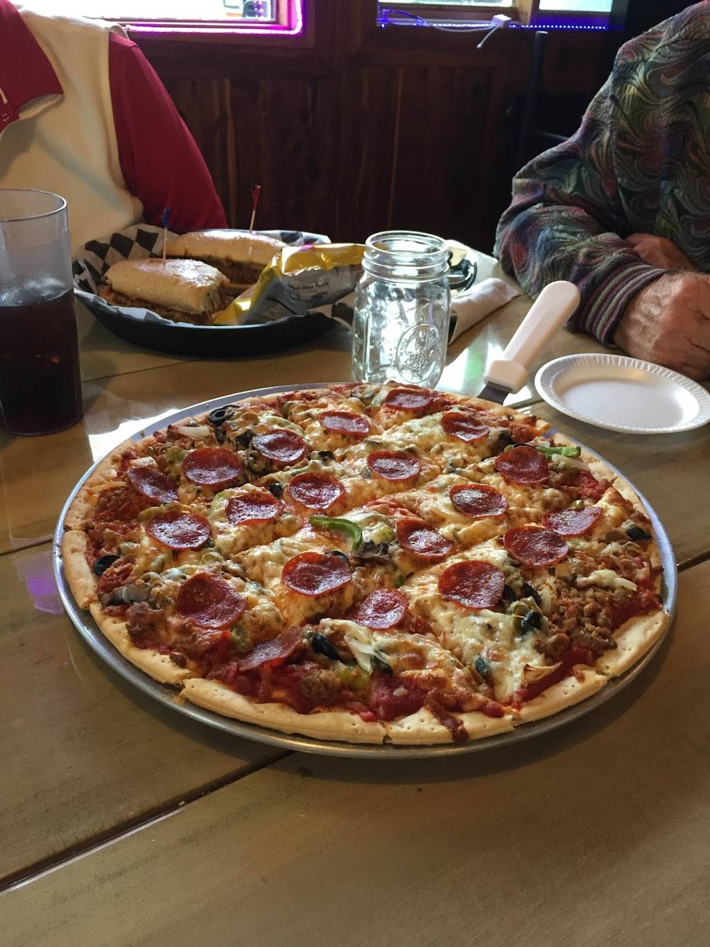 Carolyns Country Pizzeria | restaurant | 6788 IN-161, Gentryville, IN 47537, USA | 8125674444 OR +1 812-567-4444