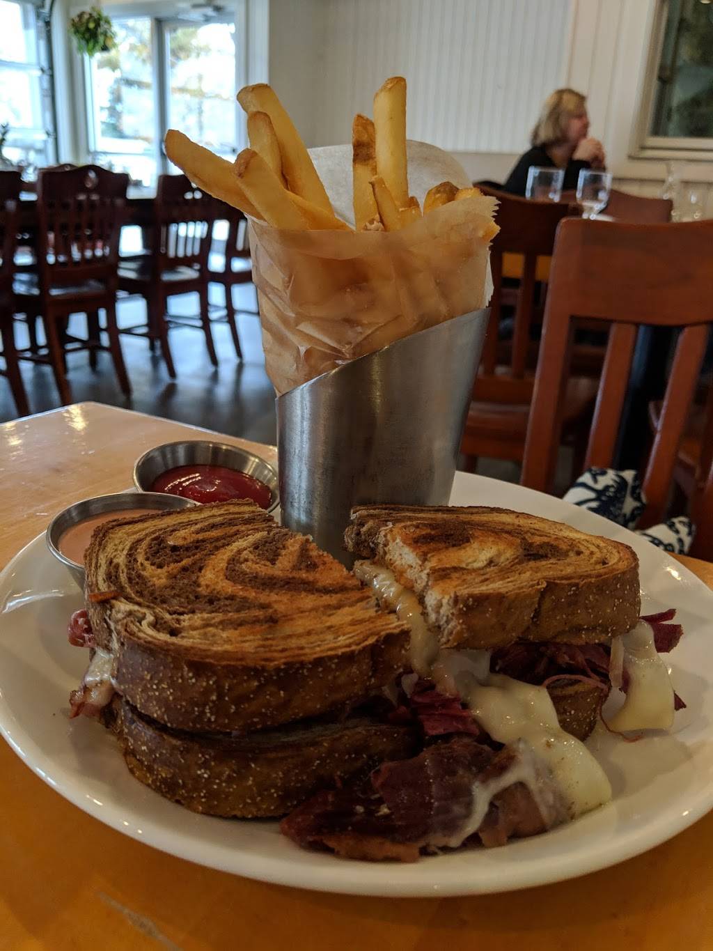 Sandy Point Beach House | restaurant | 7175 Lake Shore Dr, West Olive, MI 49460, USA | 6167968210 OR +1 616-796-8210