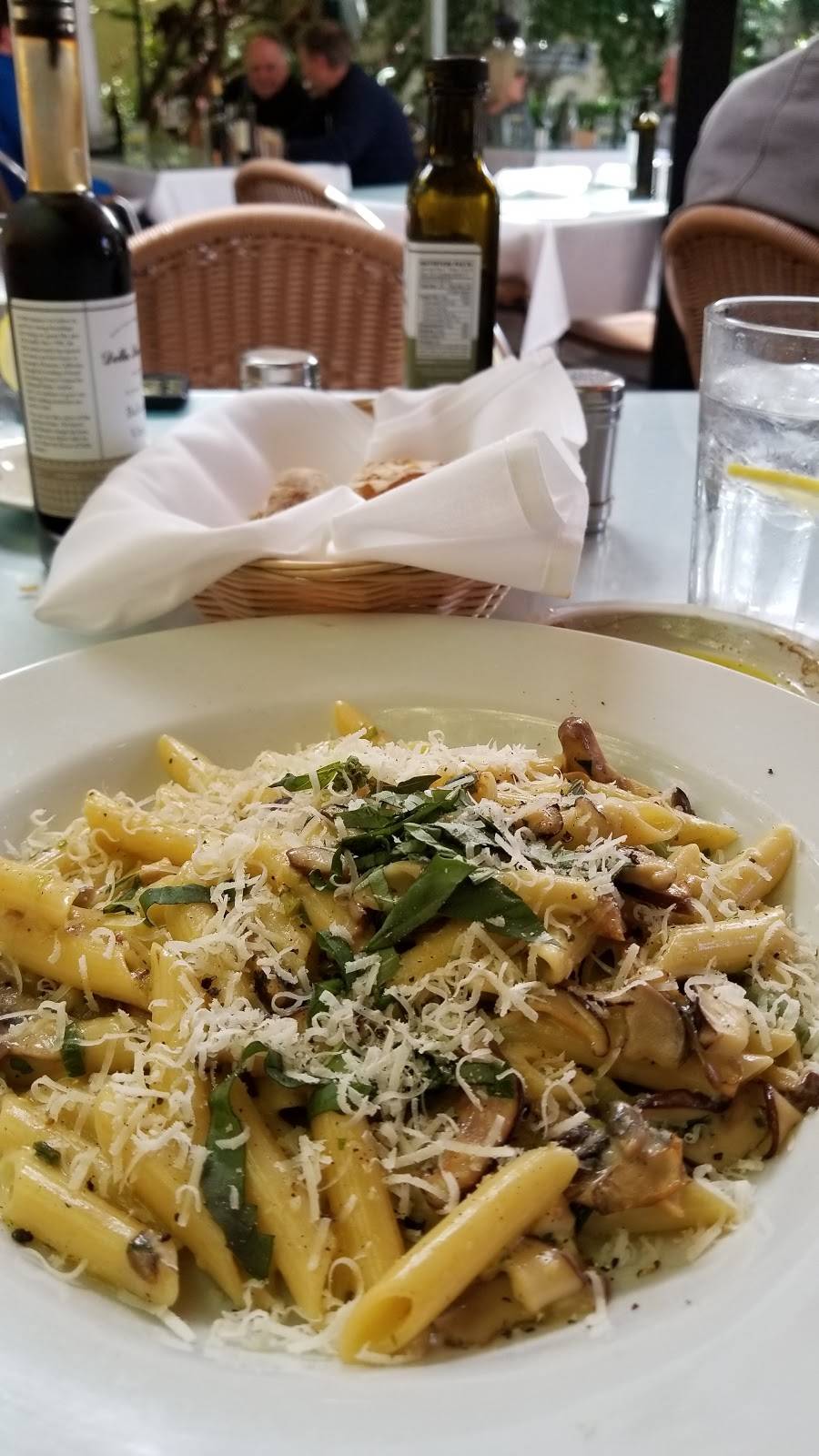 Della Santinas | restaurant | 133 E Napa St, Sonoma, CA 95476, USA | 7079350576 OR +1 707-935-0576