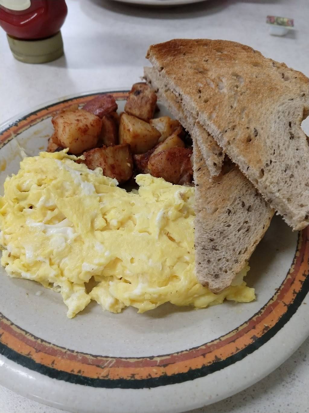 Eggs-Up Family Restaurant | restaurant | 2378 Mendon Road, Cumberland, RI 02864, USA | 4016582424 OR +1 401-658-2424