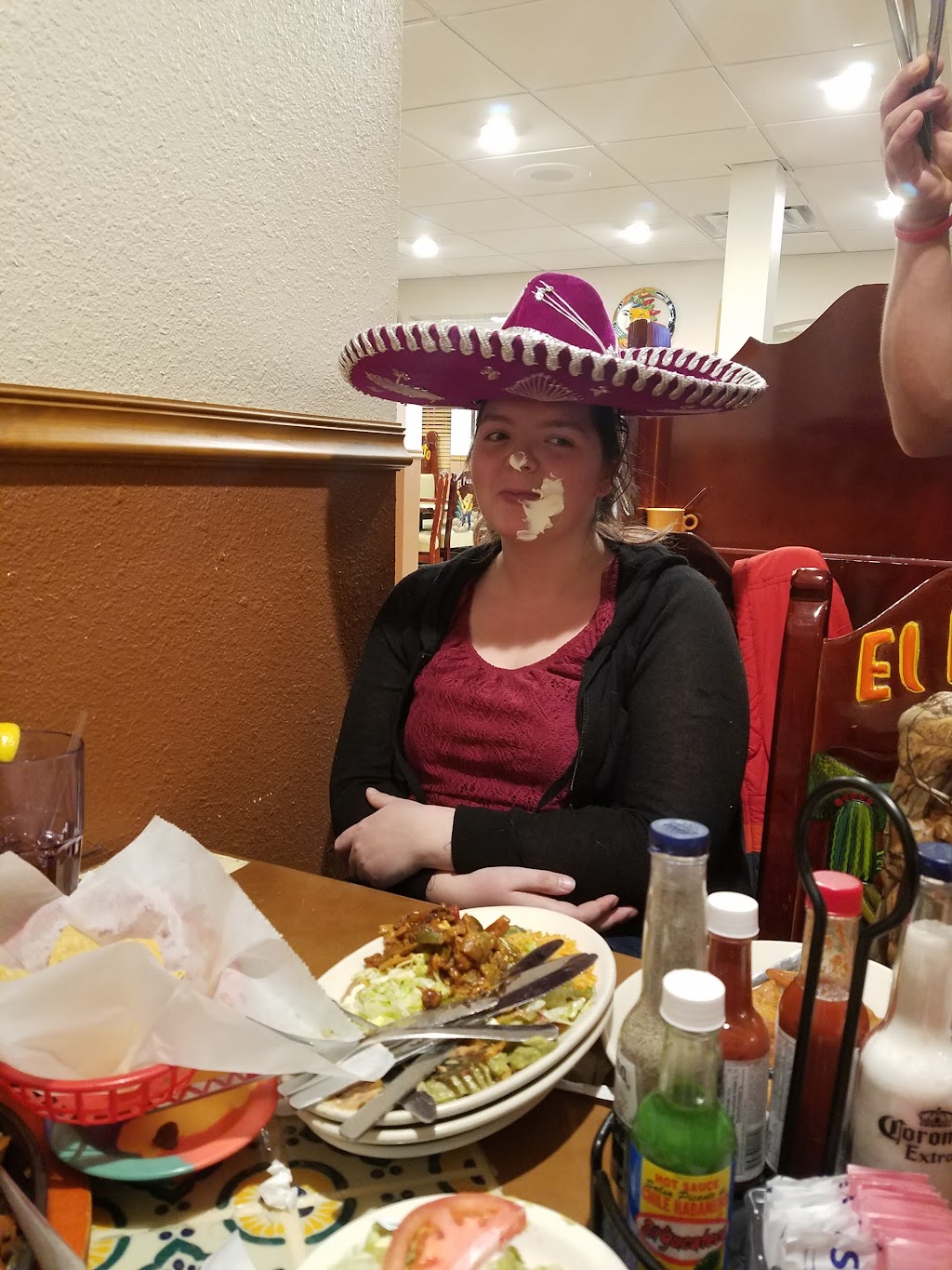 El Puerto Mexican Restaurant | restaurant | 901 E Crawford St, Clay Center, KS 67432, USA | 7856325112 OR +1 785-632-5112