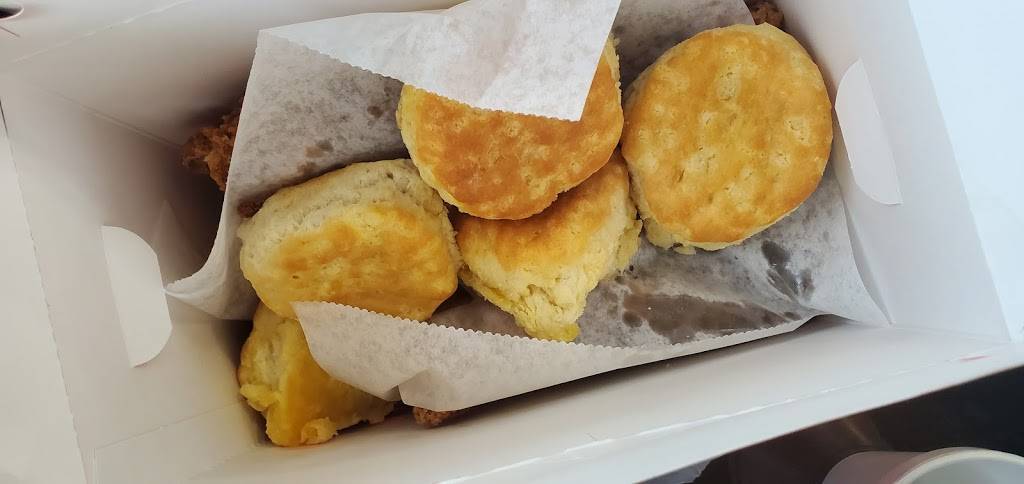 Mrs. Winners Chicken & Biscuits | restaurant | 4499 Glenwood Rd, Decatur, GA 30032, USA | 4048352724 OR +1 404-835-2724