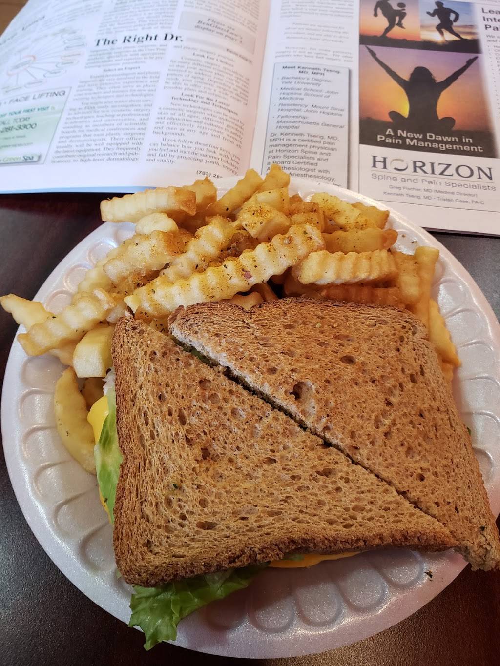 Genova Pizza | restaurant | 4614 Kenmore Ave, Alexandria, VA 22304, USA | 7033708118 OR +1 703-370-8118