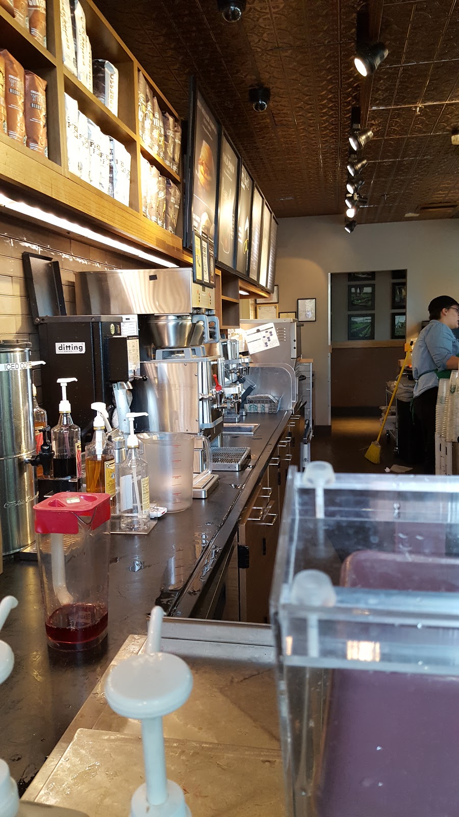 Starbucks | cafe | 901 N Nelson St #120, Arlington, VA 22203, USA | 7035276206 OR +1 703-527-6206