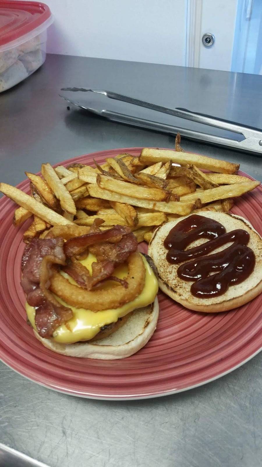 Siss Restaurant | restaurant | 2 W Pleasant St, Catawba, OH 43010, USA | 9378280061 OR +1 937-828-0061