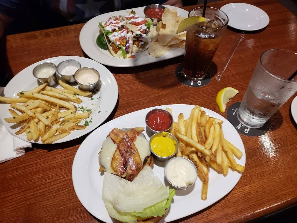 Houlihans | restaurant | Holiday Inn-Blue Ridge Shadows, 101 Hospitality Drive, Front Royal, VA 22630, USA | 5406313045 OR +1 540-631-3045