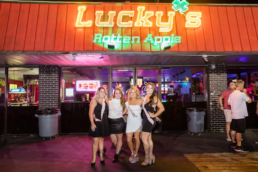 Luckys Rotten Apple | restaurant | 205 Mountain Dr, Destin, FL 32541, USA | 8504247619 OR +1 850-424-7619