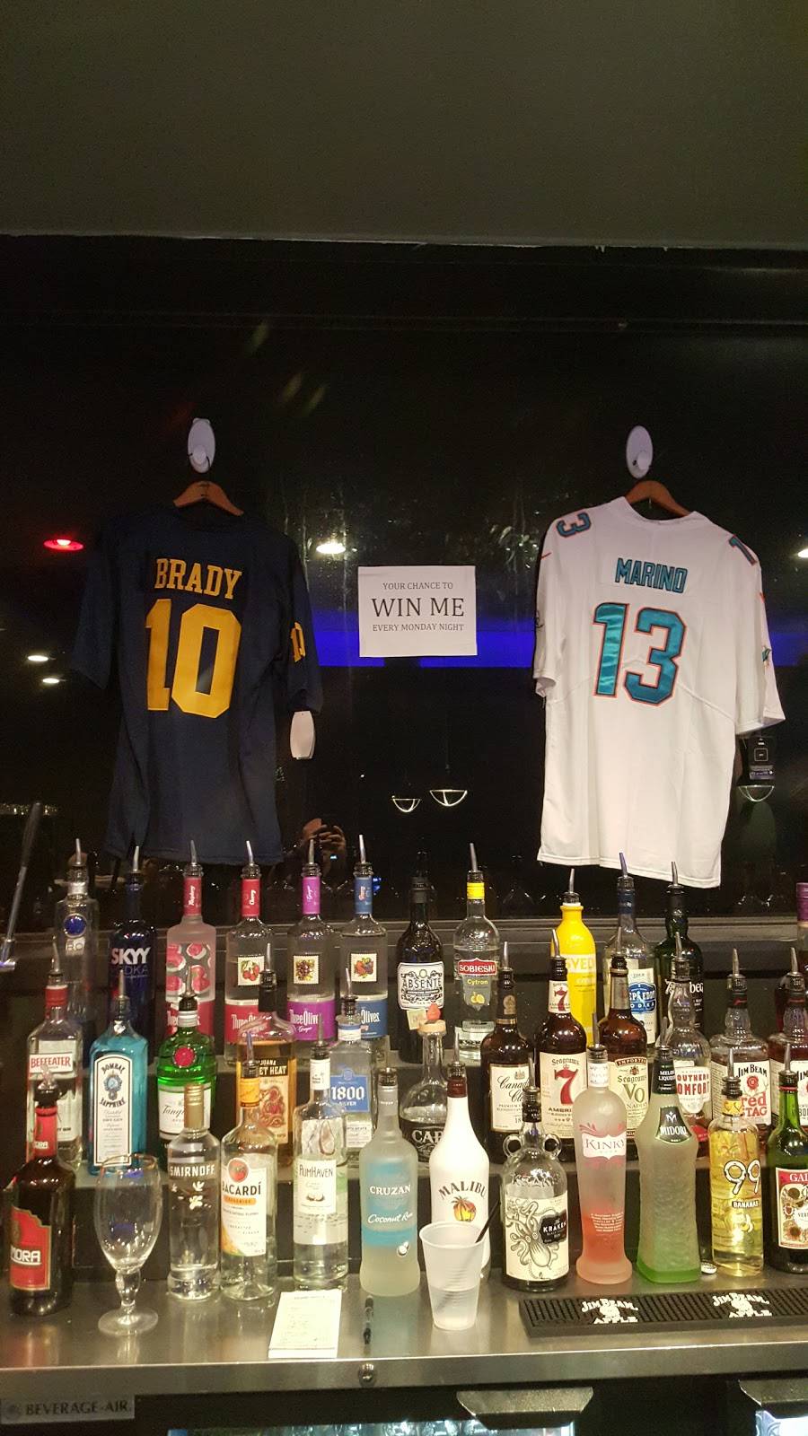 The Brass Monkey Bar | restaurant | 1519 Oak St, Wyandotte, MI 48192, USA | 7347962728 OR +1 734-796-2728