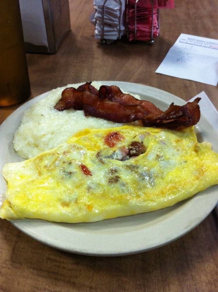 Victors Cafeteria | restaurant | 109 W Main St, New Iberia, LA 70560, USA | 3373699924 OR +1 337-369-9924