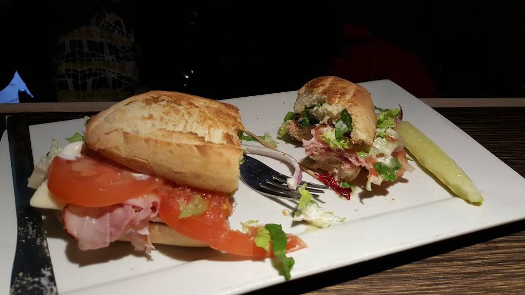 Dinos Grillhouse | restaurant | 15 King St W, Ingersoll, ON N5C 2J2, Canada | 5194250937 OR +1 519-425-0937