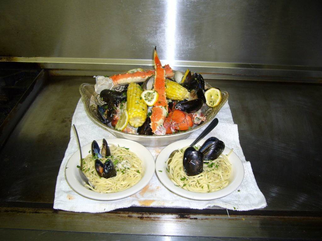 Allettos Restaurant | restaurant | 218 E Montauk Hwy, Lindenhurst, NY 11757, USA | 6312269205 OR +1 631-226-9205