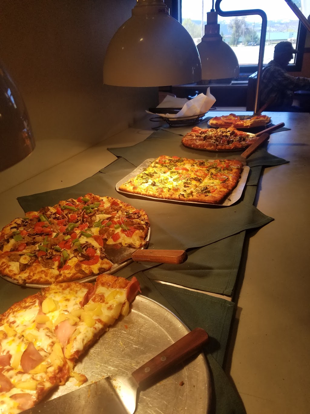 Round Table Pizza | meal takeaway | 2655 Main St, Susanville, CA 96130, USA | 5302575353 OR +1 530-257-5353