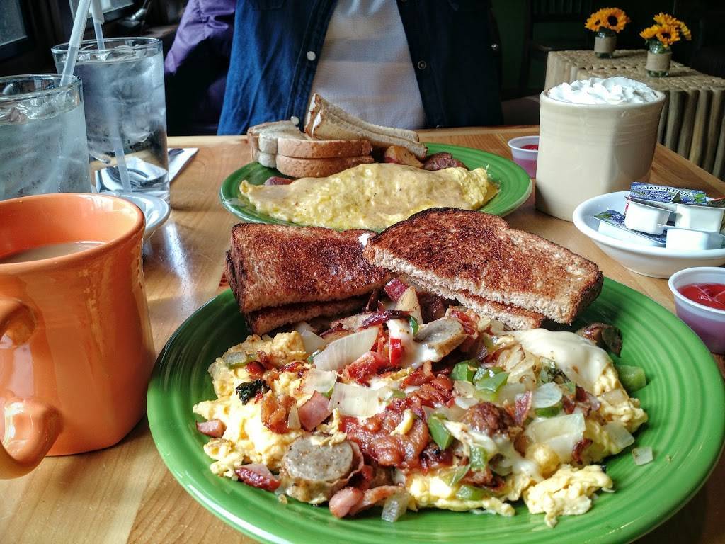 Tuckers | restaurant | 207 Main St, New London, NH 03257, USA | 6034135528 OR +1 603-413-5528