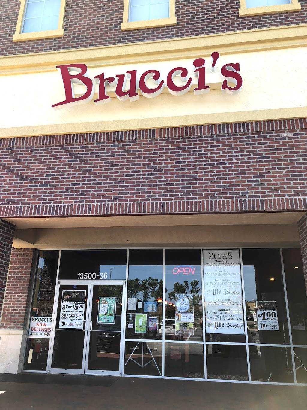 Bruccis Pizza | restaurant | 13500 Beach Blvd, Jacksonville, FL 32224, USA | 9042236913 OR +1 904-223-6913