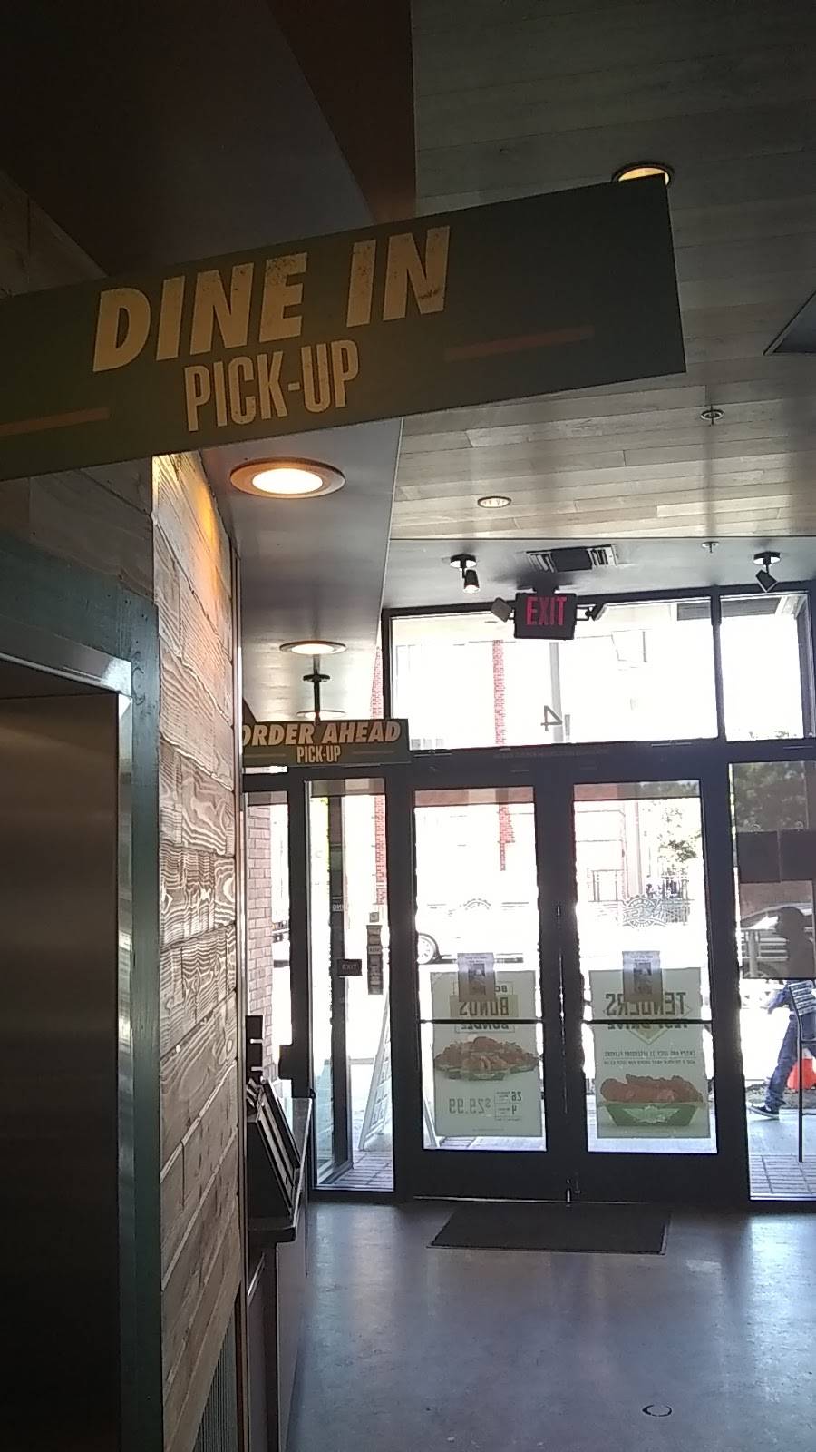 Wingstop | restaurant | 3584 S Figueroa St, Los Angeles, CA 90007, USA | 2137459464 OR +1 213-745-9464