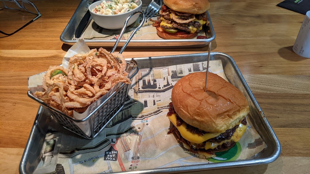 Wahlburgers | restaurant | 4064 E 53rd St, Davenport, IA 52807, USA | 5633593120 OR +1 563-359-3120