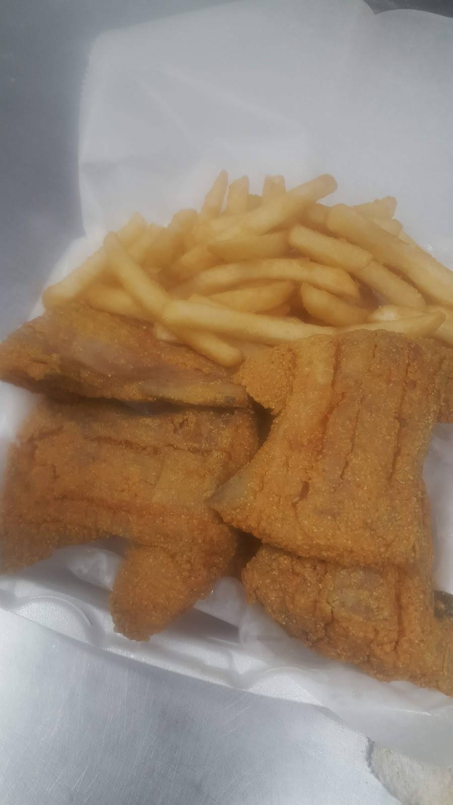 Sharks Fish & Chicken | restaurant | 2500 St Charles Rd, Bellwood, IL 60104, USA | 7084939300 OR +1 708-493-9300