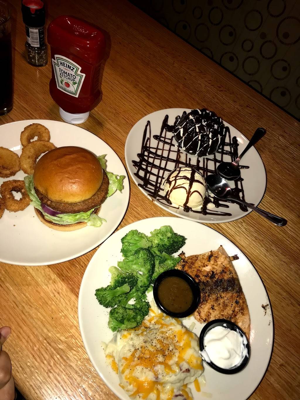Applebees Grill + Bar | restaurant | 2442 W Kettleman Ln, Lodi, CA 95242, USA | 2093696657 OR +1 209-369-6657
