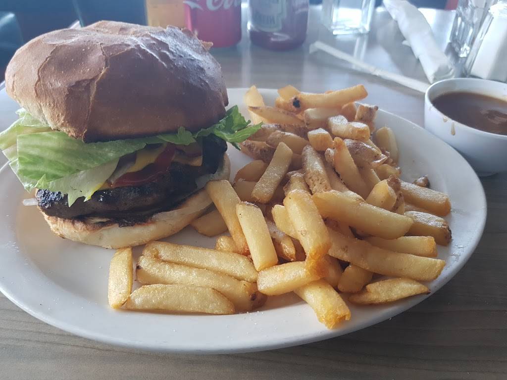 Lakefield Restaurant | restaurant | 107 Queen St, Lakefield, ON K0L 2H0, Canada | 7056521119 OR +1 705-652-1119