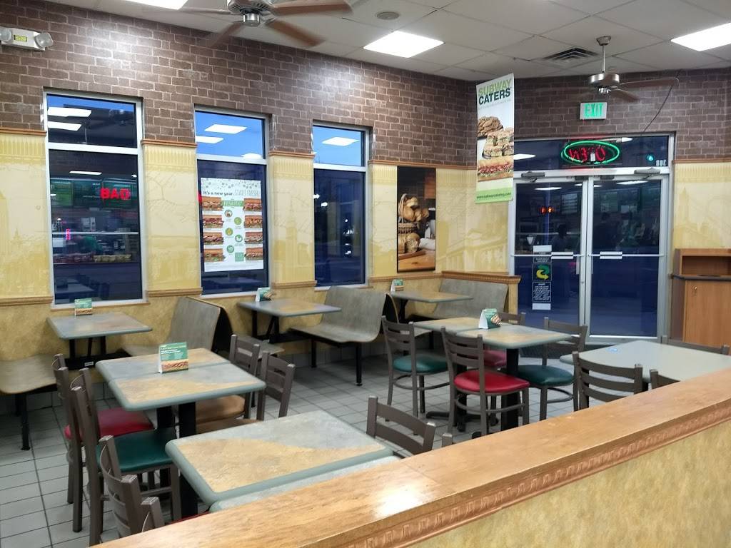 Subway | restaurant | 308 N Walnut St, Muncie, IN 47305, USA | 7652549338 OR +1 765-254-9338