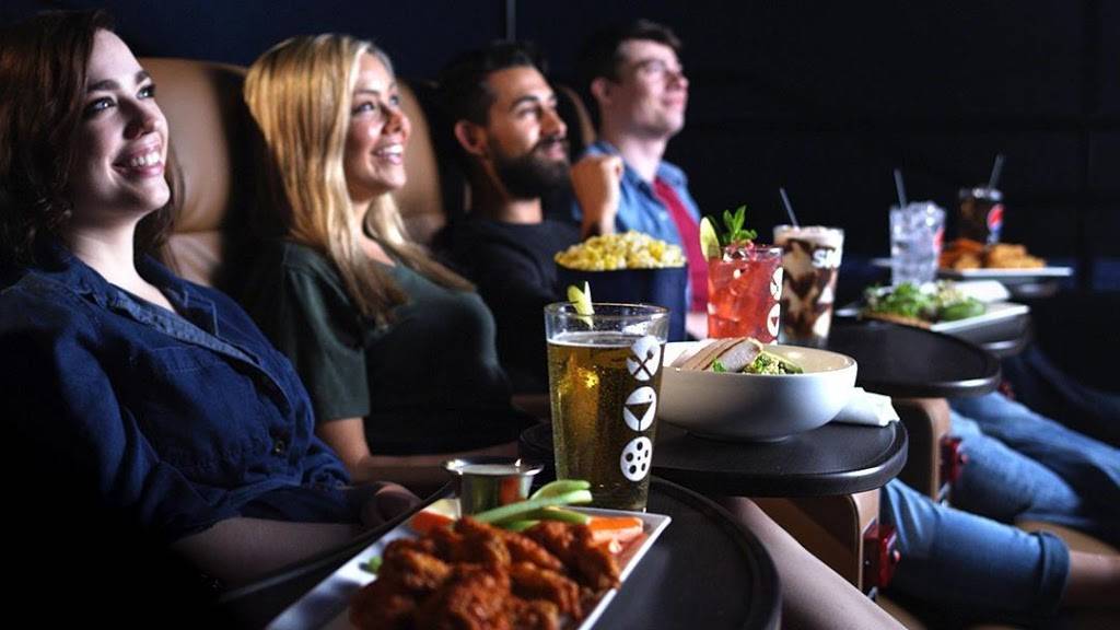 Studio Movie Grill | restaurant | 2733 Calloway Dr, Bakersfield, CA 93312, USA | 6615352292 OR +1 661-535-2292
