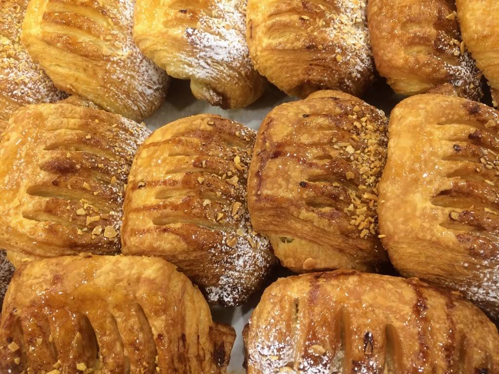 Patisserie Délices dAuteuill | restaurant | 4761 Boulevard des Laurentides, Laval, QC H7K 2Z6, Canada | 4506226000 OR +1 450-622-6000