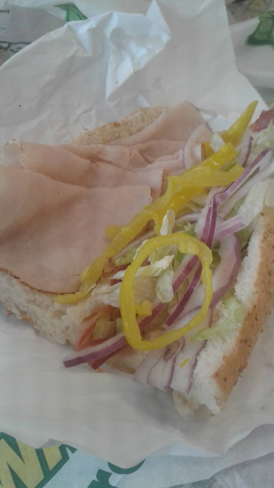 Subway | restaurant | 409 S Main St, Carrollton, IL 62016, USA | 2179425565 OR +1 217-942-5565