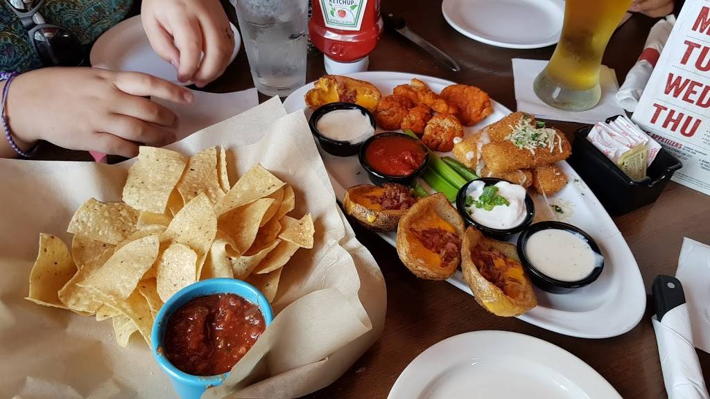 TGI Fridays | restaurant | 11401 NW 12th St, Miami, FL 33172, USA | 3054709885 OR +1 305-470-9885