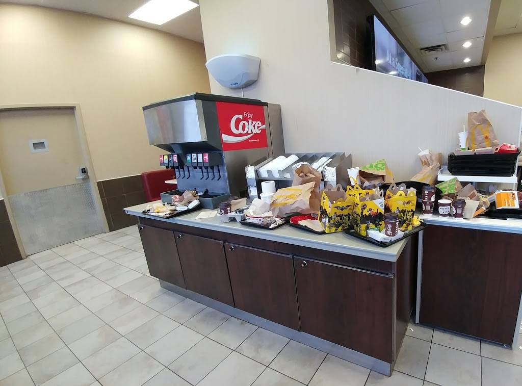 McDonalds | cafe | 17940 Yonge St, Newmarket, ON L3Y 8S4, Canada | 9058950845 OR +1 905-895-0845