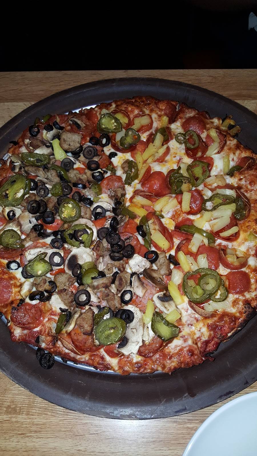 Round Table Pizza | meal delivery | 3212 S White Rd, San Jose, CA 95148, USA | 4082749574 OR +1 408-274-9574