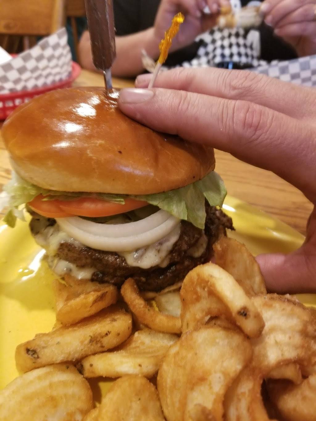 Creeks, Bar and Grille | restaurant | 4935 E Lake Rd, Erie, PA 16511, USA | 8143154350 OR +1 814-315-4350