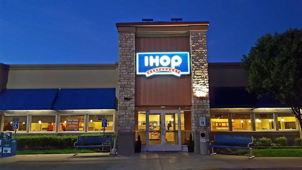 IHOP | bakery | 185 W Interstate Pkwy, Shawnee, OK 74804, USA | 4052754467 OR +1 405-275-4467