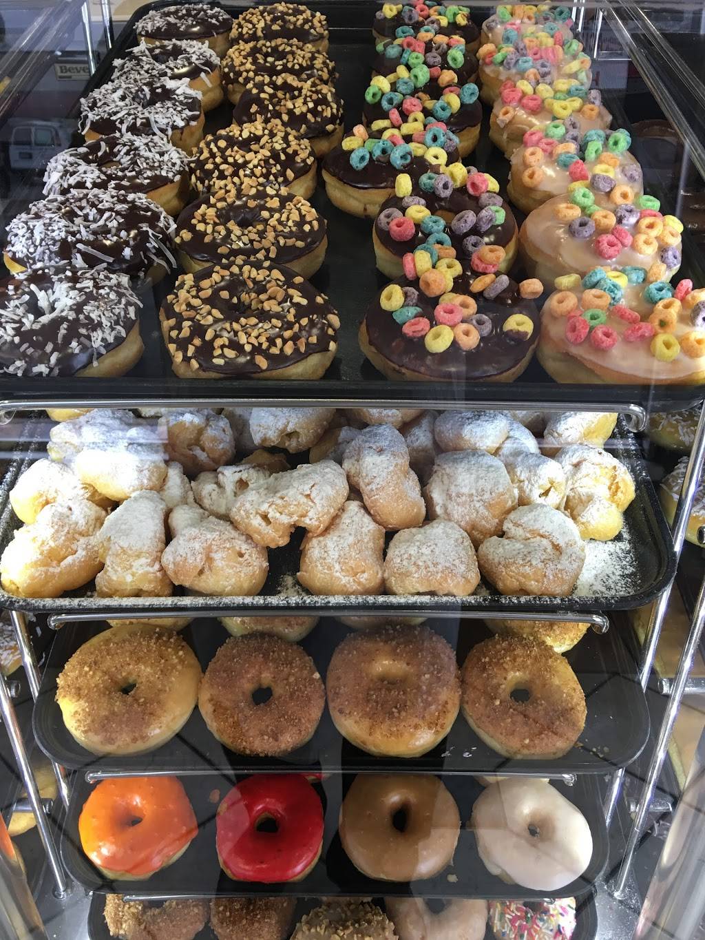 Yum Yum Donuts | cafe | 14425 Sherman Way, Van Nuys, CA 91405, USA | 8189897074 OR +1 818-989-7074