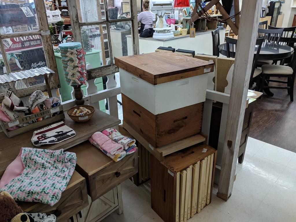 Center Street Junction - Mercantile and More | restaurant | 101 Mashell Ave N, Eatonville, WA 98328, USA | 3608322526 OR +1 360-832-2526