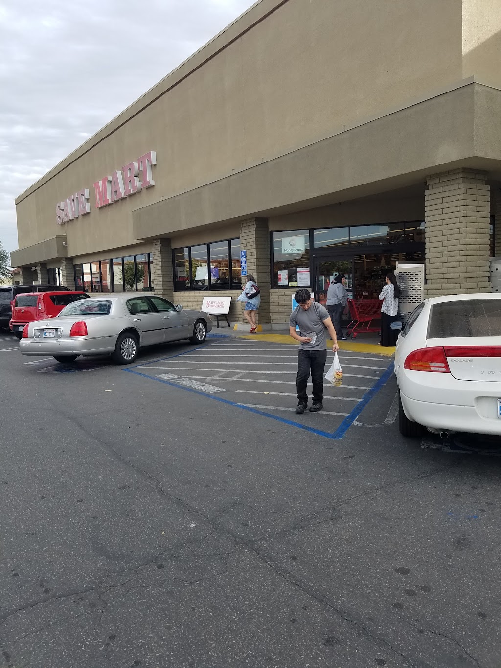 Save Mart | meal delivery | 1504 Howard Rd, Madera, CA 93637, USA | 5596610767 OR +1 559-661-0767