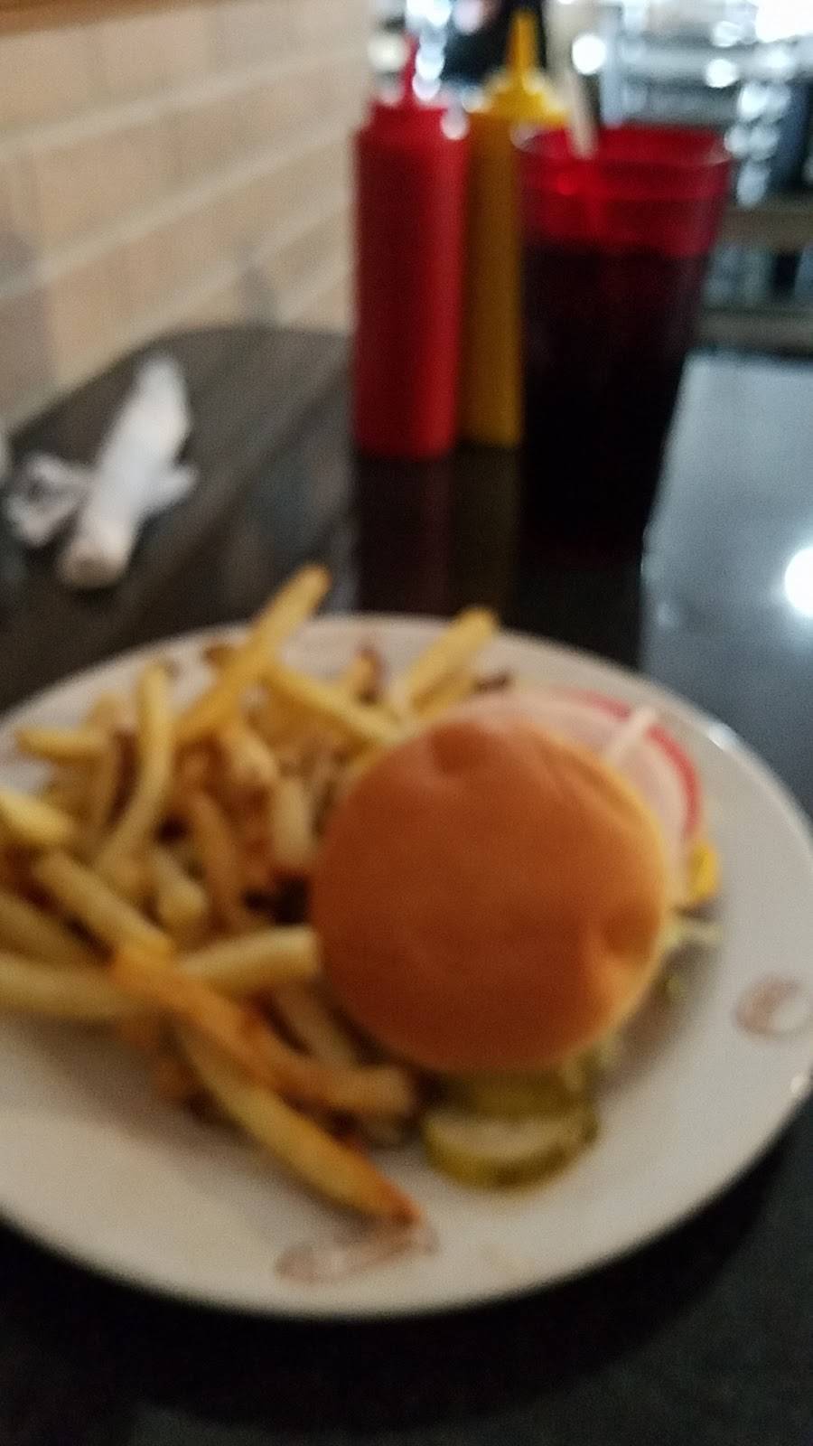 Lindys Chili & Gerties Ice Cream | restaurant | 100 W Commercial St, Morris, IL 60450, USA | 8159410352 OR +1 815-941-0352