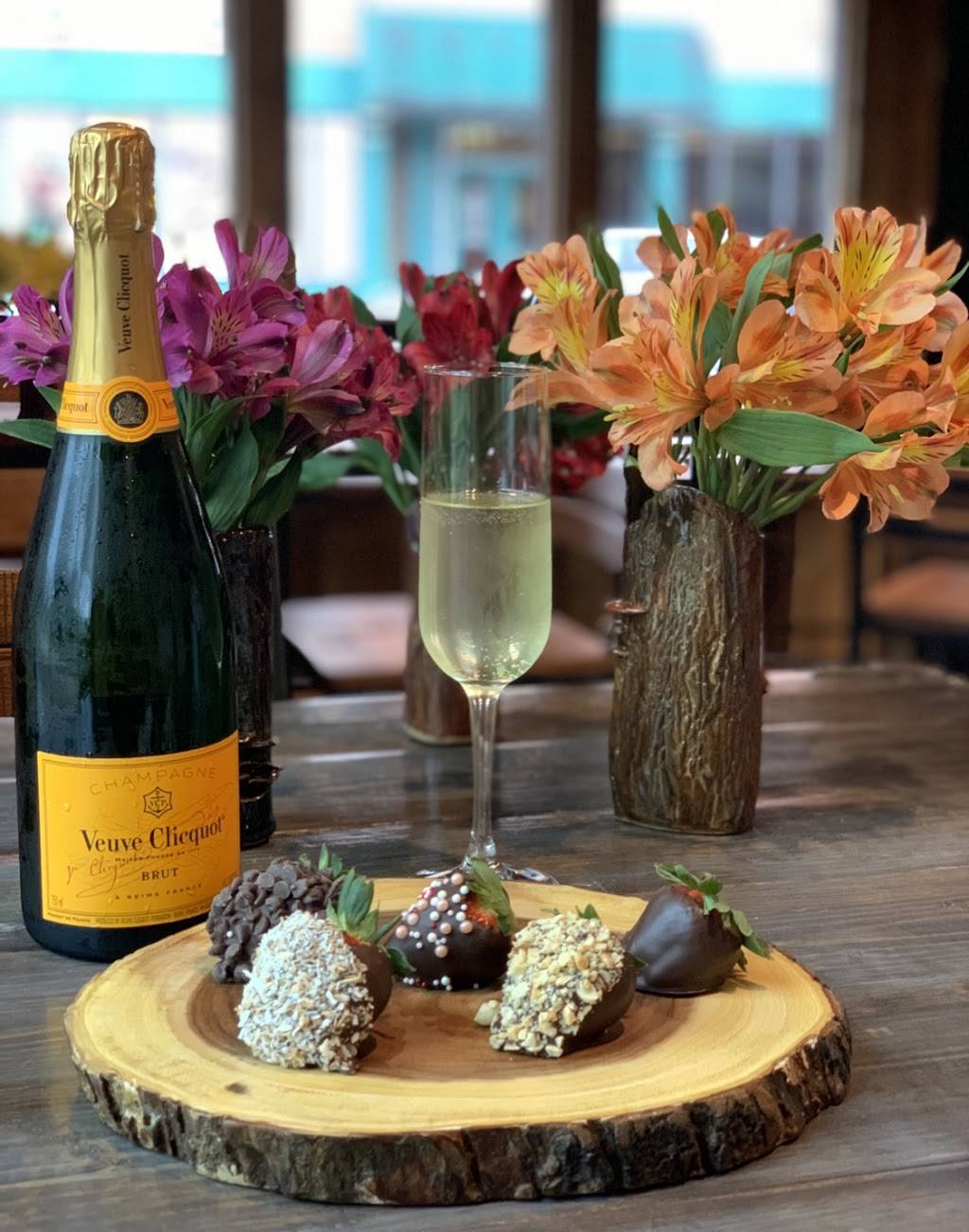 Roots Tap Room & Wine Bar | restaurant | 101 S Evers St, Plant City, FL 33563, USA | 8137565400 OR +1 813-756-5400