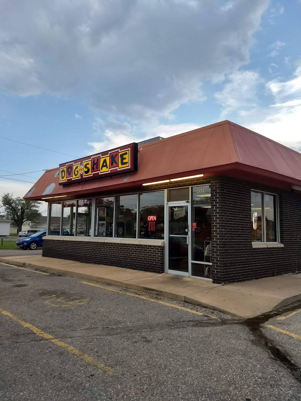 Dog-N-Shake | restaurant | 4323 S Seneca St, Wichita, KS 67217, USA | 3165227362 OR +1 316-522-7362