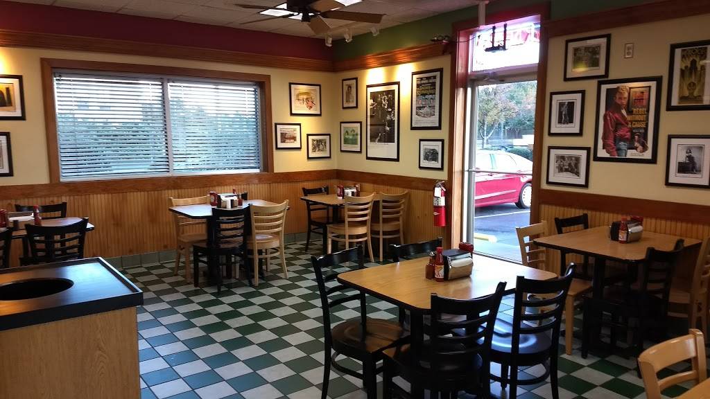 Smithfields Chicken N Bar-B-Q | restaurant | 402 Plaza Dr, Laurinburg, NC 28352, USA | 9102668700 OR +1 910-266-8700