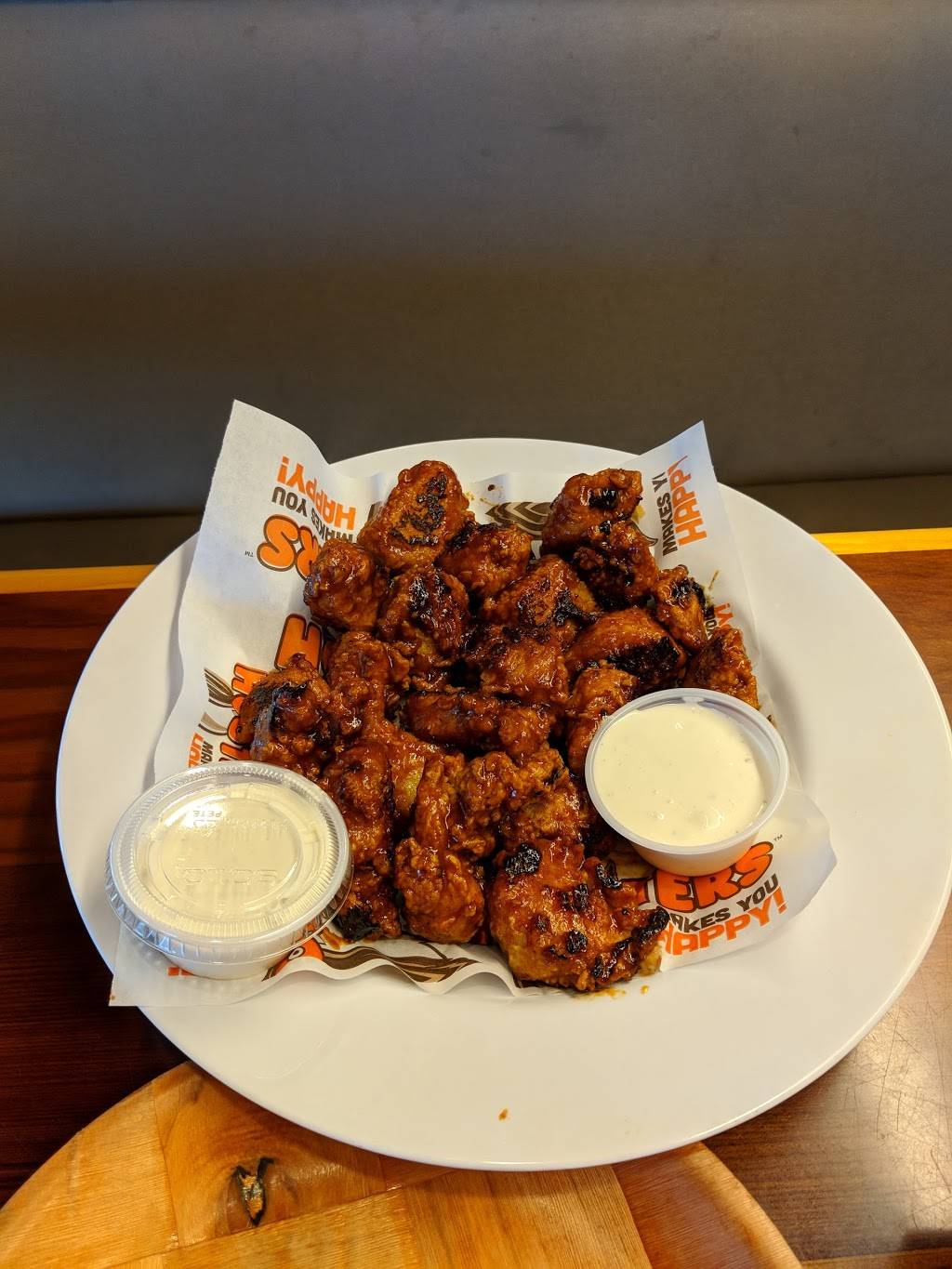 Hooters | restaurant | 1776 Gause Blvd, Slidell, LA 70461, USA | 9852884042 OR +1 985-288-4042