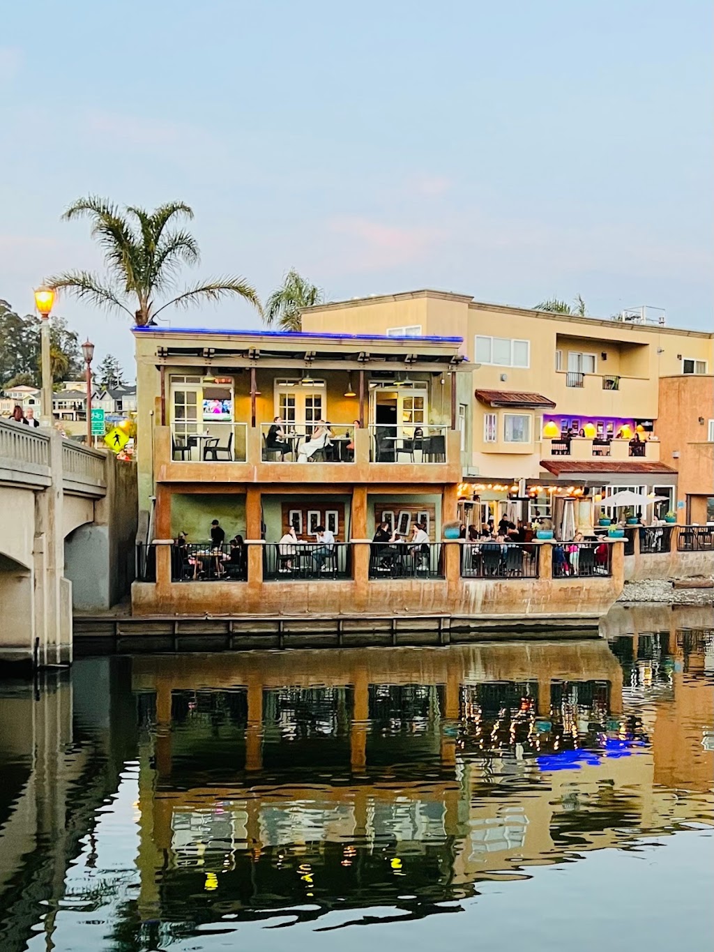 Capitola Bar & Grill | restaurant | 231 Esplanade, Capitola, CA 95010, USA | 8318542888 OR +1 831-854-2888