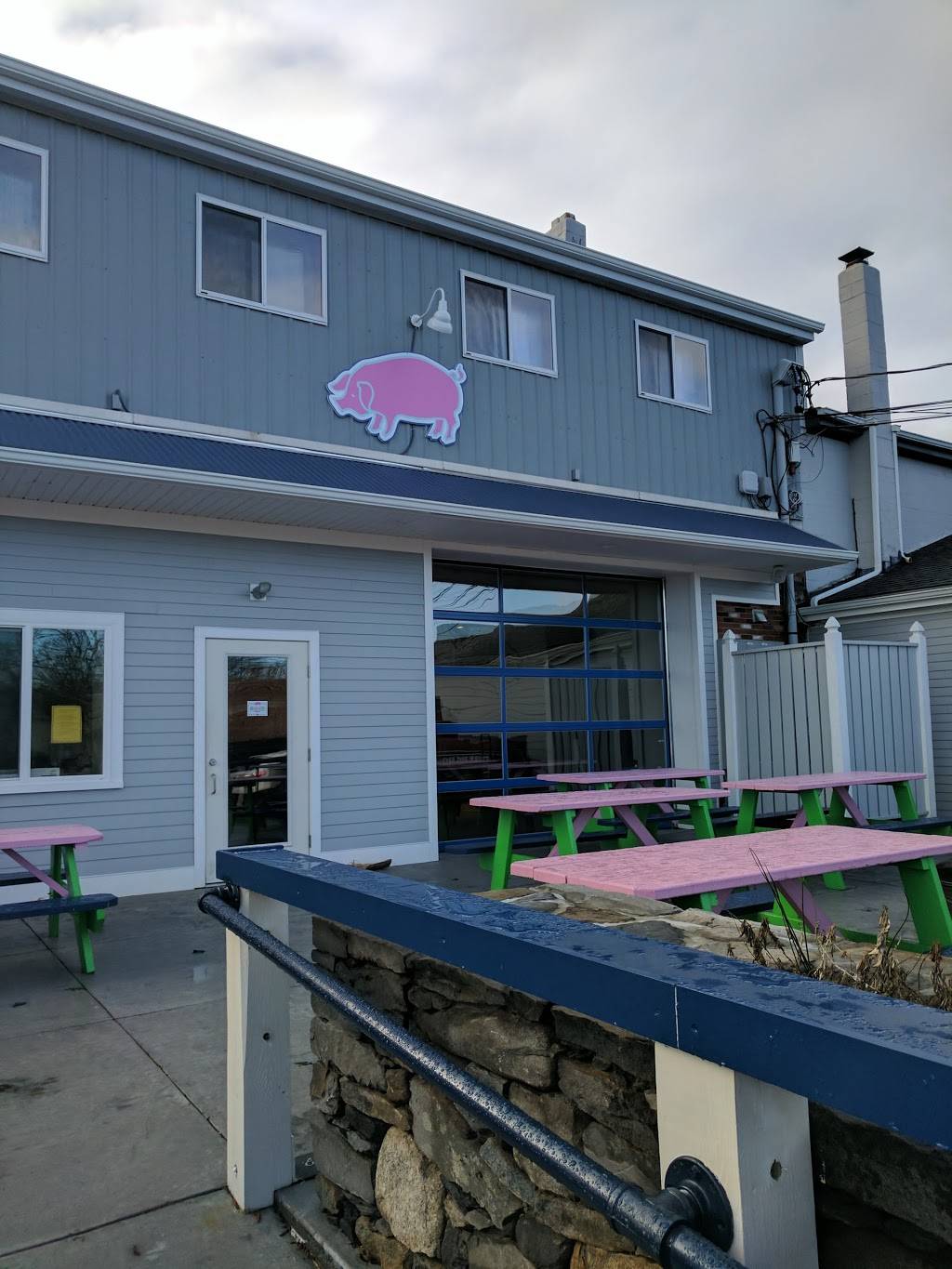 Pink Pig BBQ | restaurant | 35 Narragansett Ave, Jamestown, RI 02835, USA | 4012973258 OR +1 401-297-3258