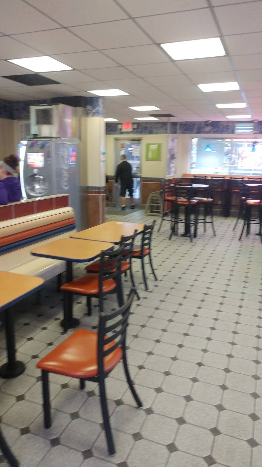 White Castle | restaurant | 8801 W Market Square Dr, Daleville, IN 47334, USA | 7653781179 OR +1 765-378-1179