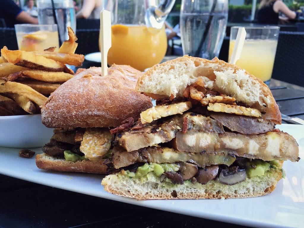 Hunters Landing | restaurant | 82 Fort York Blvd, Toronto, ON M5V 4A6, Canada | 6473526082 OR +1 647-352-6082