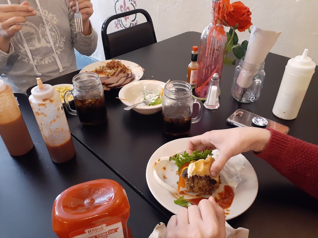 Quarks | restaurant | 608 Cedar St, Perry, OK 73077, USA | 5807107020 OR +1 580-710-7020