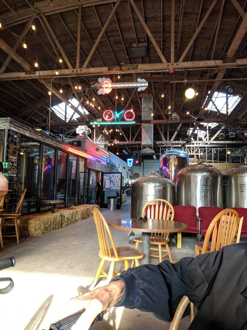 Full Circle Brewing Co. | restaurant | 620 F St, Fresno, CA 93706, USA | 5592646323 OR +1 559-264-6323