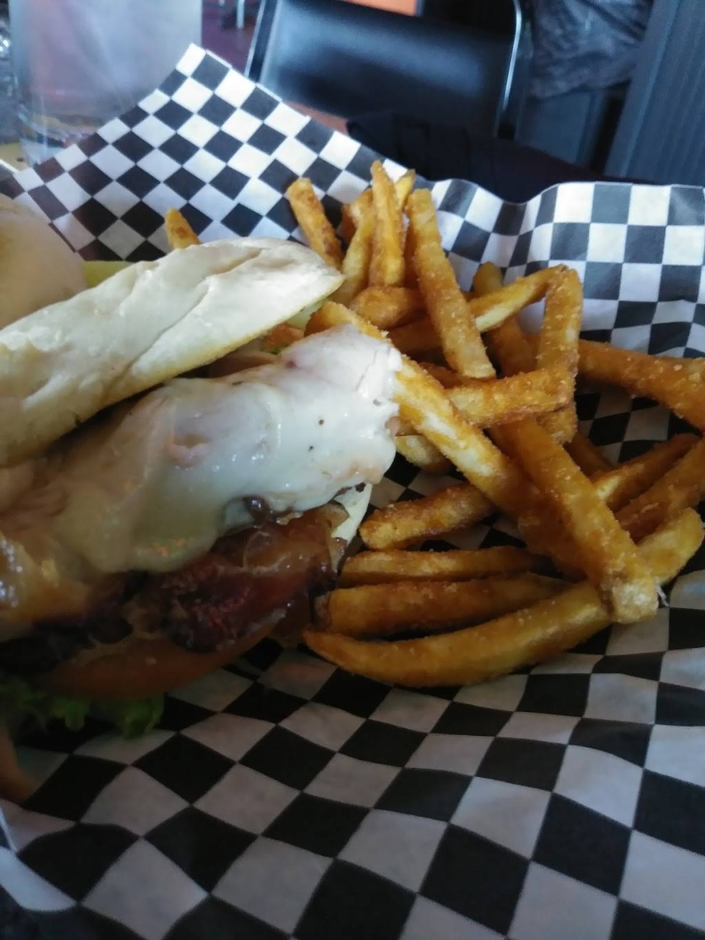 Lumpys Sports Grill | restaurant | 12325 N May Ave, Oklahoma City, OK 73120, USA | 4052863300 OR +1 405-286-3300