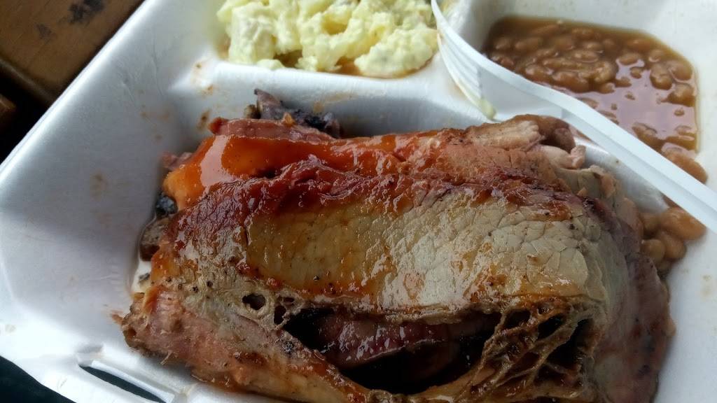 Charlies Bar B Que & Catering | restaurant | 3125 College St, Beaumont, TX 77701, USA | 4097677683 OR +1 409-767-7683